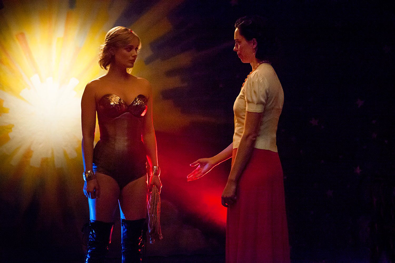 Luke Evans, Bella Heathcote i Rebecca Hall na okładce "Profesora Marstona i Wonder Woman" 