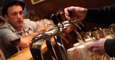 Postępuj w ten sposób, a barman najpierw ciebie obsłuży