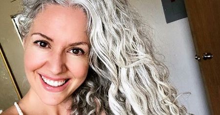 Osiwiała w wieku 21 lat. Postanowiła uczynić z tego swój największy atut