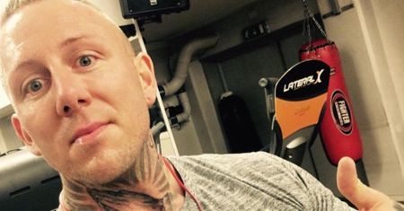 6 mężczyzn otoczyło matkę i córkę. Sportowiec bez nogi nie wahał się im pomóc