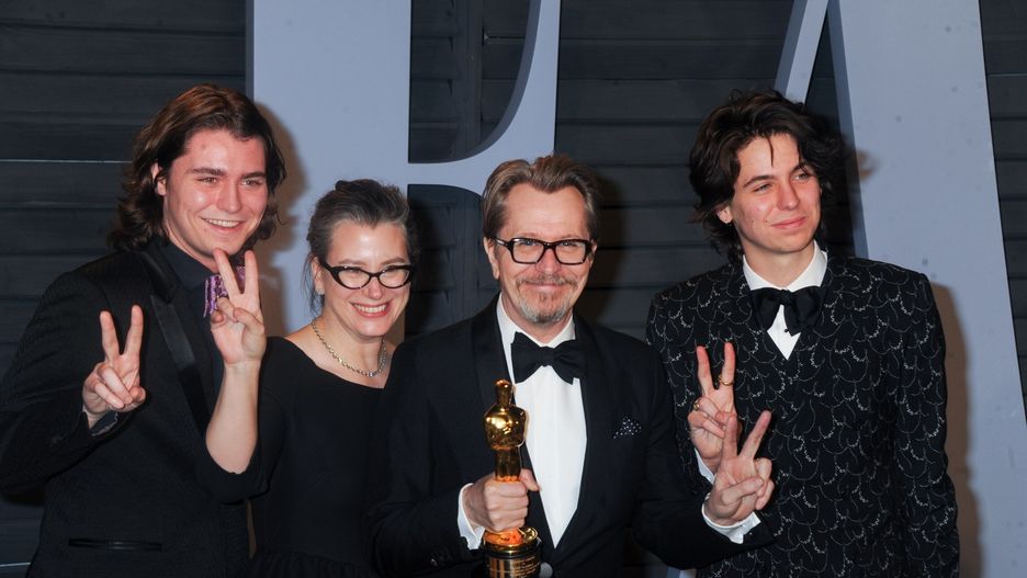 Gary Oldman z synami i żoną (East News)
