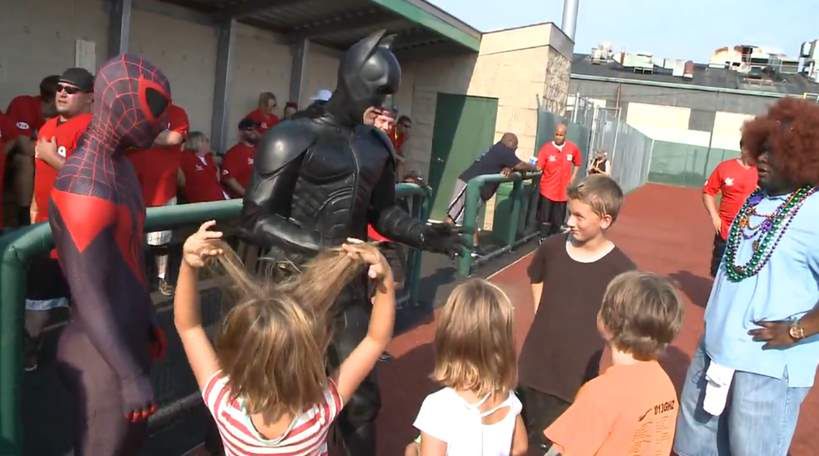 Batman i Kapitan Ameryka uratowali kota z płonącego domu. Serio