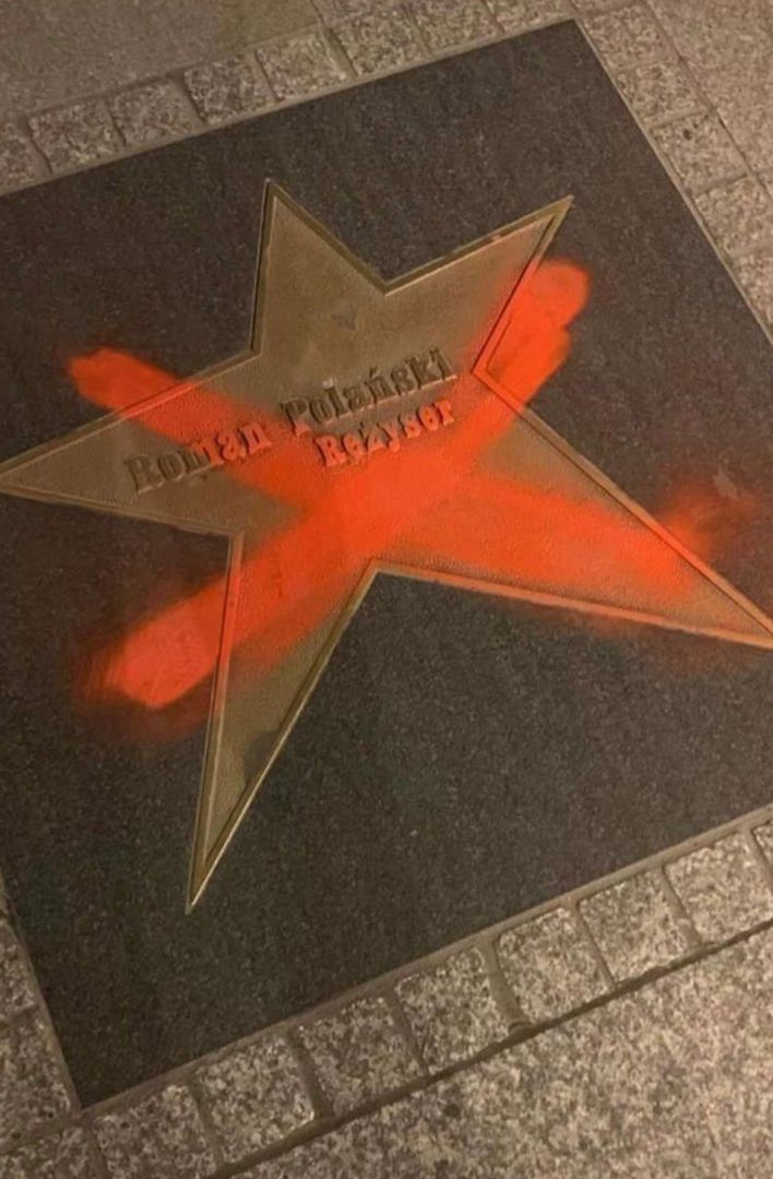 Zniszczona gwiazda Romana Polańskiego w Alei Gwiazd w Łodzi. 