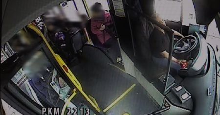 W jednej ręce kierownica, w drugiej wódka. Autobus zajechał drogę kierowcy