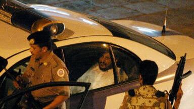 Jeden z zatrzymanych w policyjnym samochodzie