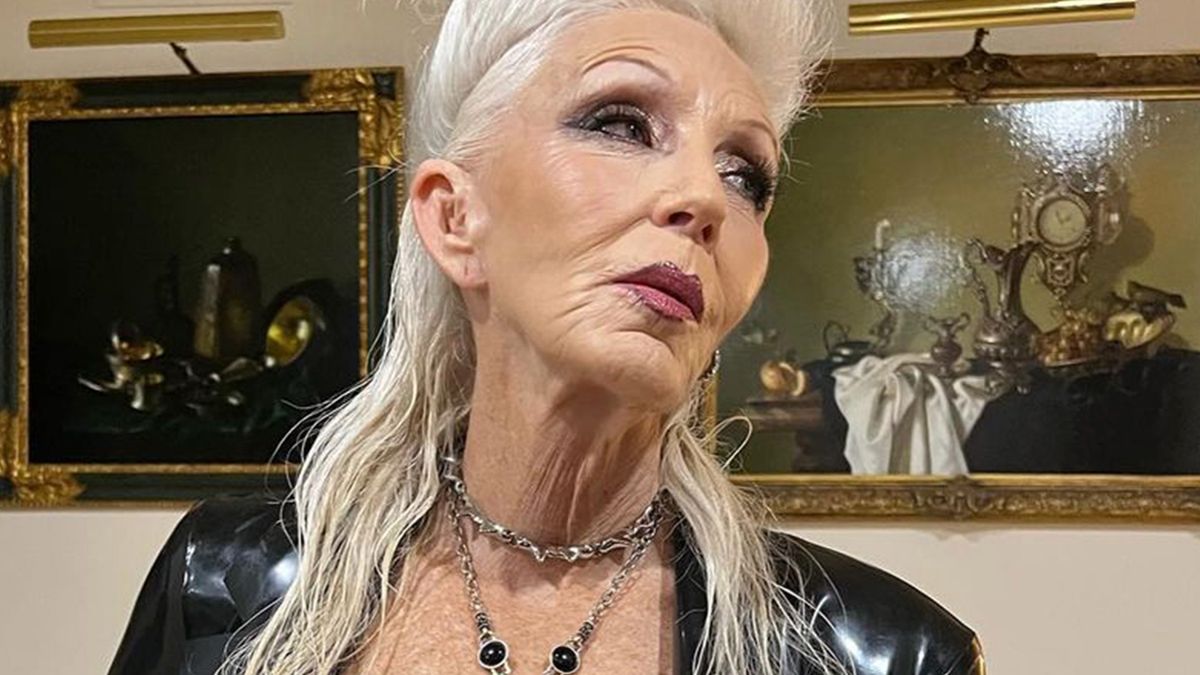 Ma 74 lata i jest modelką. Ona kocha lateks, a świat kocha ją! Jak wygląda?