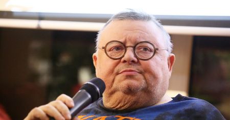 Wojciech Mann wstawia się za Dulkiewicz. Uderza w premiera w nietypowy sposób