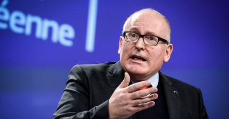 Dlaczego KE uruchamia art. 7 traktatu? Prawie połowa Polaków: bo nie lubi PiS