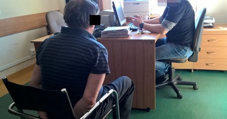 Uderzył 9-latka pięścią w twarz! Pasażerowie tramwaju rzucili się na mężczyznę
