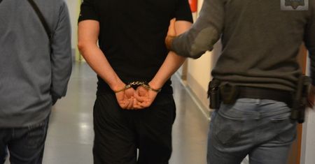 Wycelował w policjantów i nacisnął spust. Nic im się nie stało