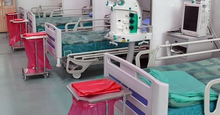 Tymczasowy szpital wojskowy w bazie lotniczej na warszawskim Okęciu gotowy do przyjęcia pacjentów.