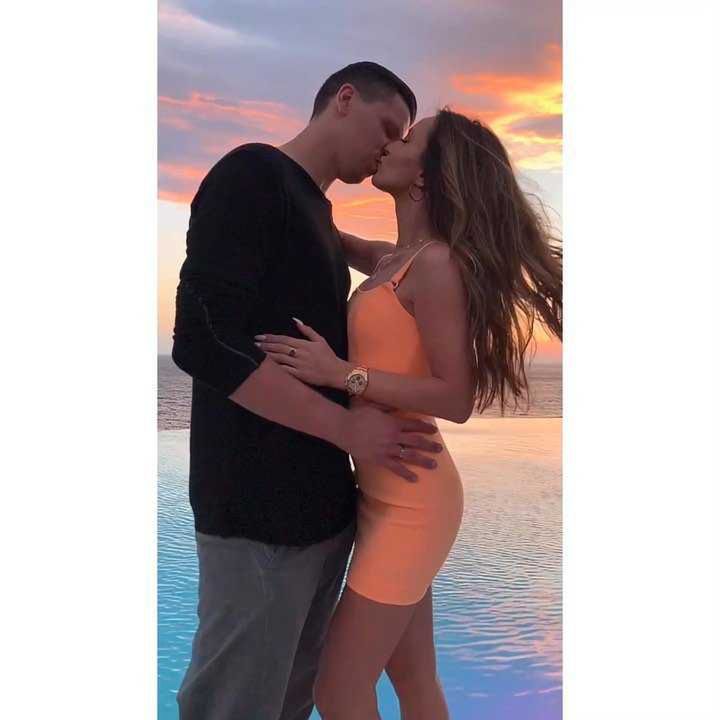 Marina i Wojciech Szczęsny całują się w Grecji