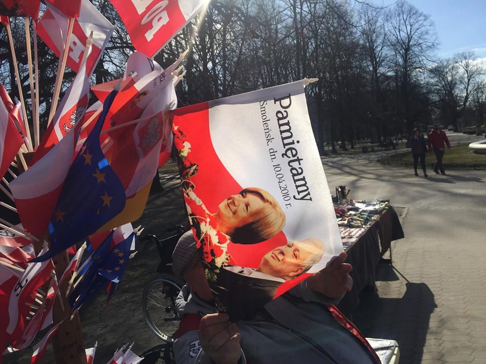 Sprzedaje flagi z wizerunkiem Kaczyńskich. "Nieraz słyszałem wyzwiska"