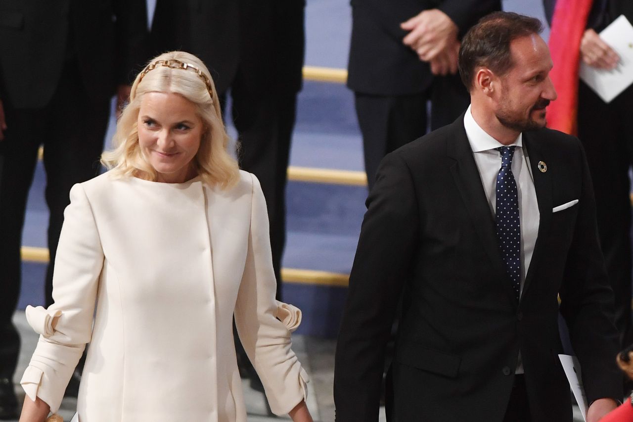 Mette-Marit na ceremonii noblowskiej. Rok temu płakała