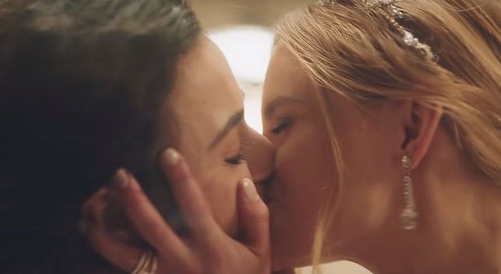 Hallmark wycofuje się ze swojej decyzji. Wcześniej usunął reklamę z homoseksualną parą