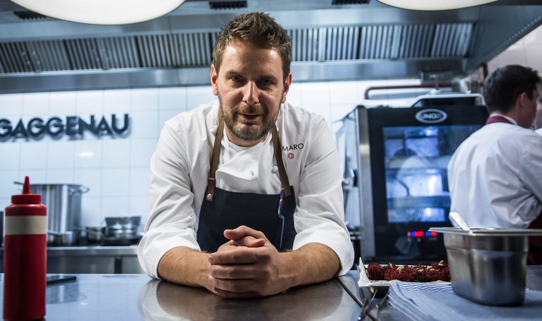 Fot. Bartosz Krupa/East News. Warszawa 31.10.2014. Kuchnia warszawskiej restauracji "Atelier Amaro". Lokal Wojciecha Modesta Amaro jako pierwszy w Polsce zostal wyrozniony gwiazdka Michelin. N/z: Wojciech Modest Amaro 