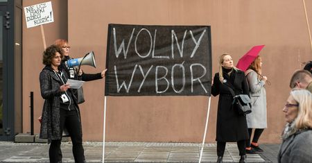 Chcą zatrzymać ustawę aborcyjną. Namawiają do wysyłania posłom… laurek