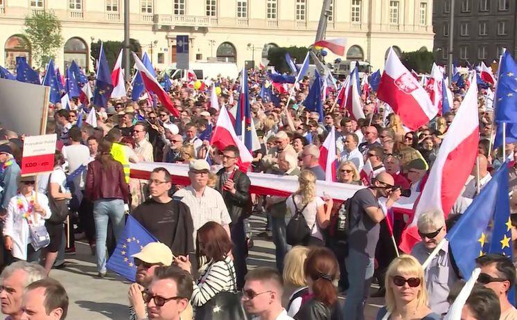 W sobotę marsze i protesty w Warszawie. Swoje trasy zmienią autobusy i tramwaje