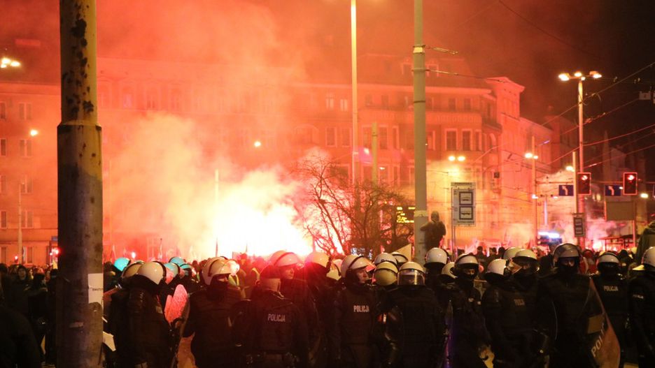 Manifestanci odpalili race, w stronę policji leciały kamienie i butelki, w sumie rannych zostało 5 osób.