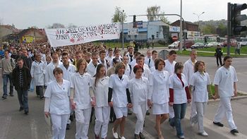 Około pięciu tysięcy kieleckich studentów przeszło przez miasto w milczącym marszu przeciw przemocy