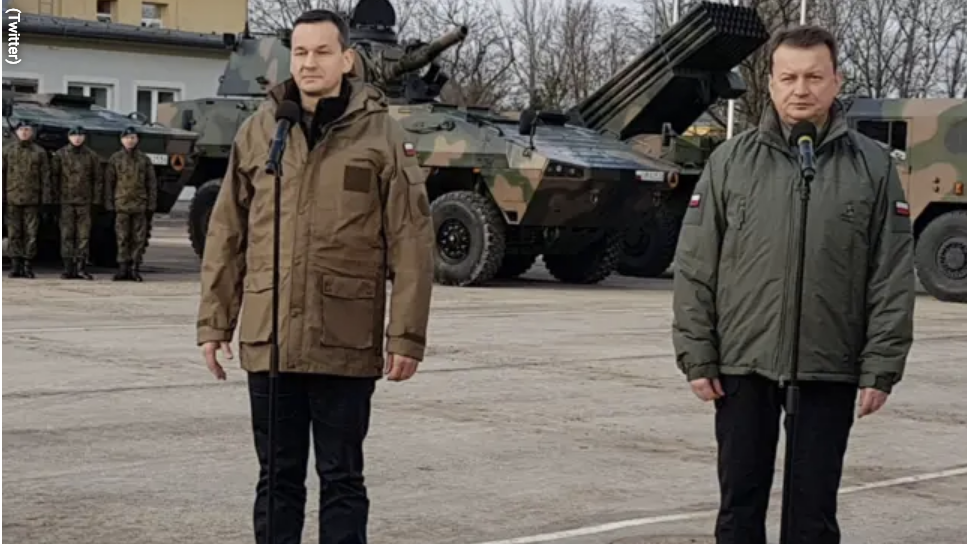 Premier Mateusz Morawiecki i szef MON Mariusz Błaszczak informują żołnierzy o kolejnym sukcesie. 
