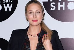 Klimas na zagranicznej imprezie w odważnej sukience. Wybrała też bardzo drogą torebkę