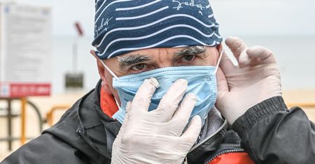 Koronawirus w Polsce. Zakryta twarz nie tylko w przestrzeni publicznej? Są różnice między rozporządzeniem, a słowami ministra zdrowia