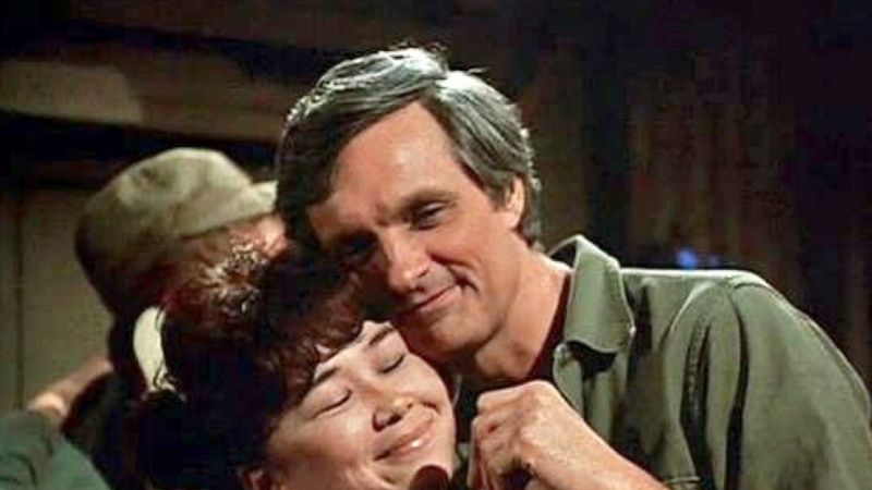 Alan Alda i Kellye Nakahara w serialu "MASH"