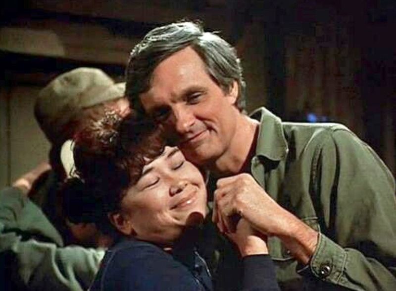 Alan Alda i Kellye Nakahara w serialu "MASH"