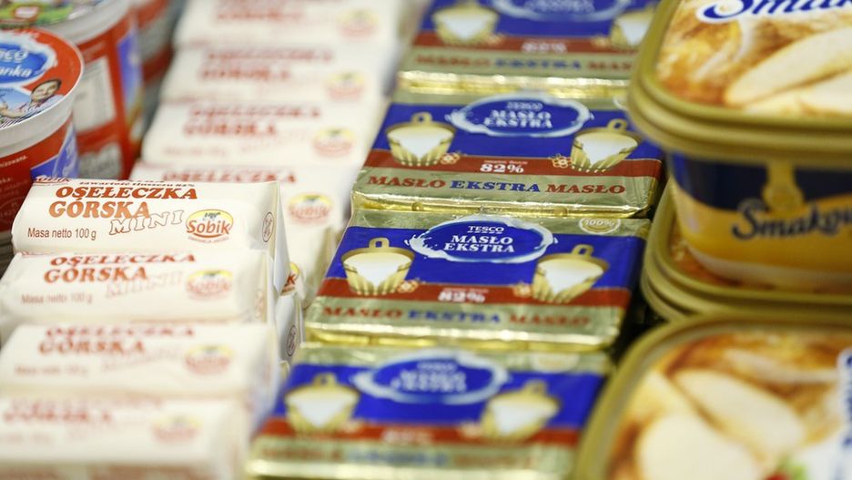 Niższa cena masła przyciąga klientów do sklepów. Dyskonty zwietrzyły okazje 