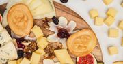 Deska serów z kwiatami z masła to hit internetu. Zobacz, jak ją przygotować