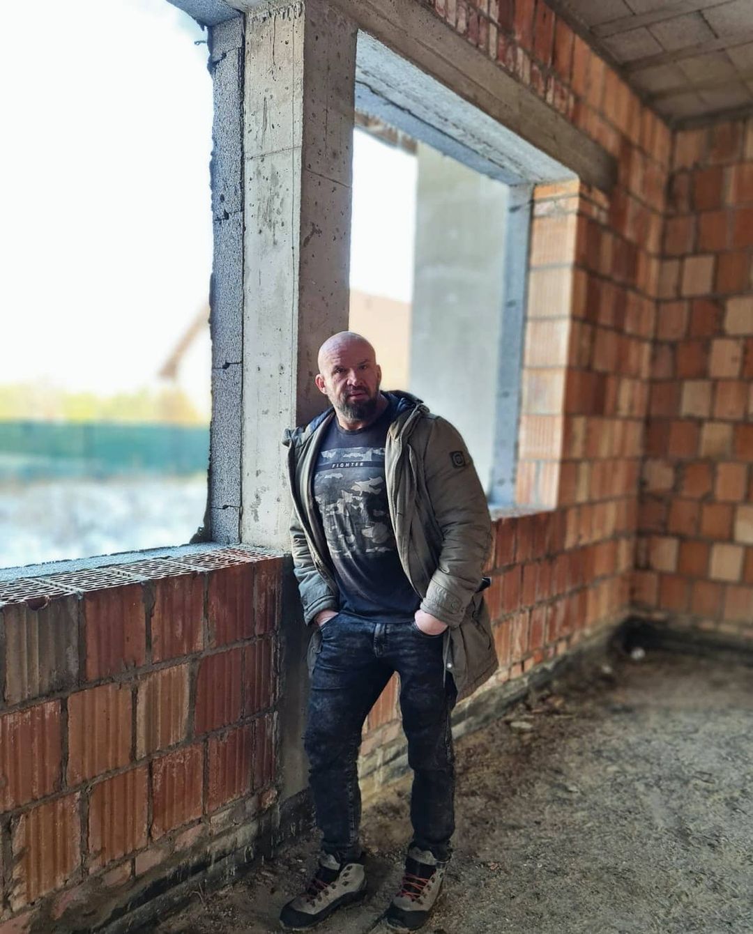 Tomasz Oświeciński buduje dom