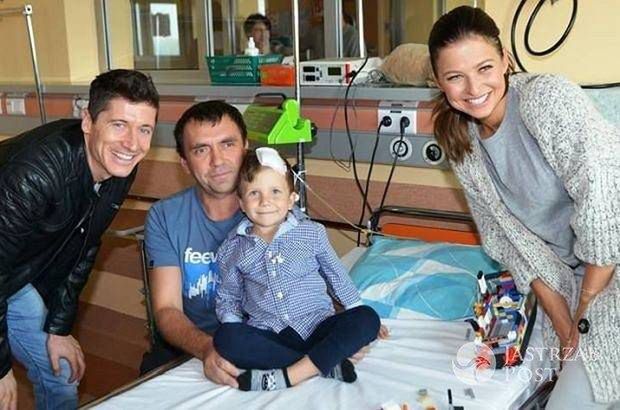 Anna i Robert Lewandowscy odwiedzili dzieciaczki w Centrum Zdrowia Dziecka