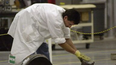 Specjaliści składają resztki promu