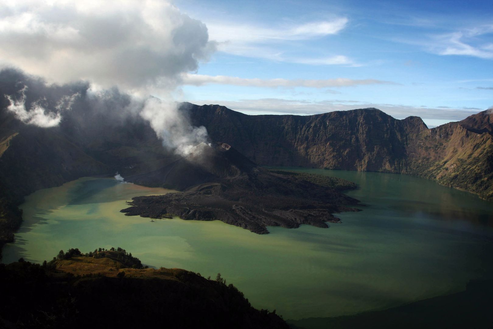 Pół tysiąca wspinaczy uwięzionych na szczycie wulkanu na wyspie Lombok. Czekają na ratunek