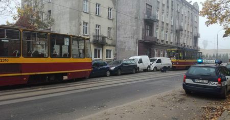 Karambol w Łodzi. Zderzyły się cztery auta i dwa tramwaje