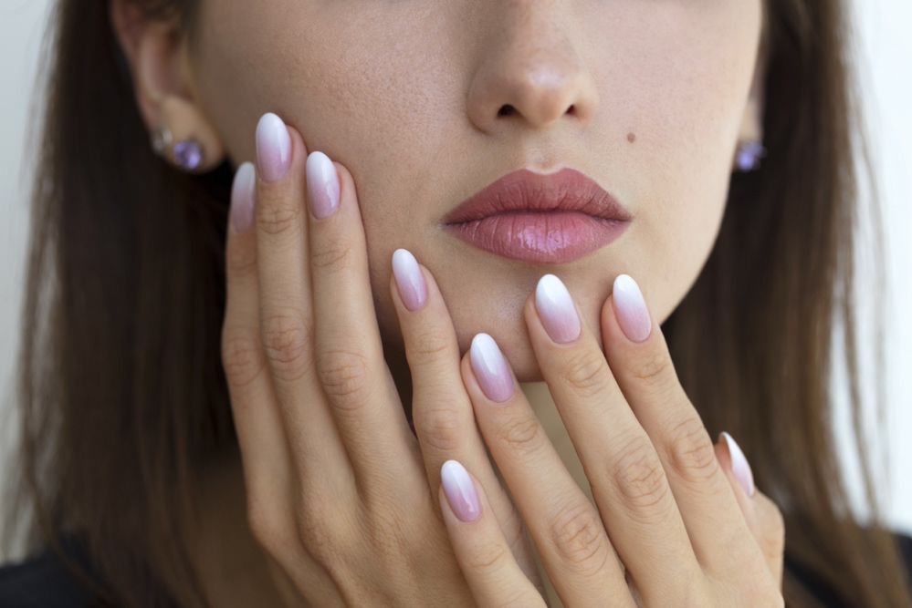 Lakiery hybrydowe – fenomen manicure hybrydowego