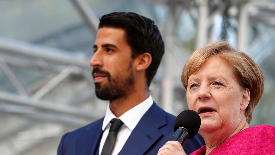 Kanclerz Angela Merkel i piłkarz Sami Khedira w Berlinie