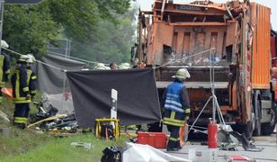 Śmieciarka całkowicie zmiażdżyła golfa. W środku było 5 osób