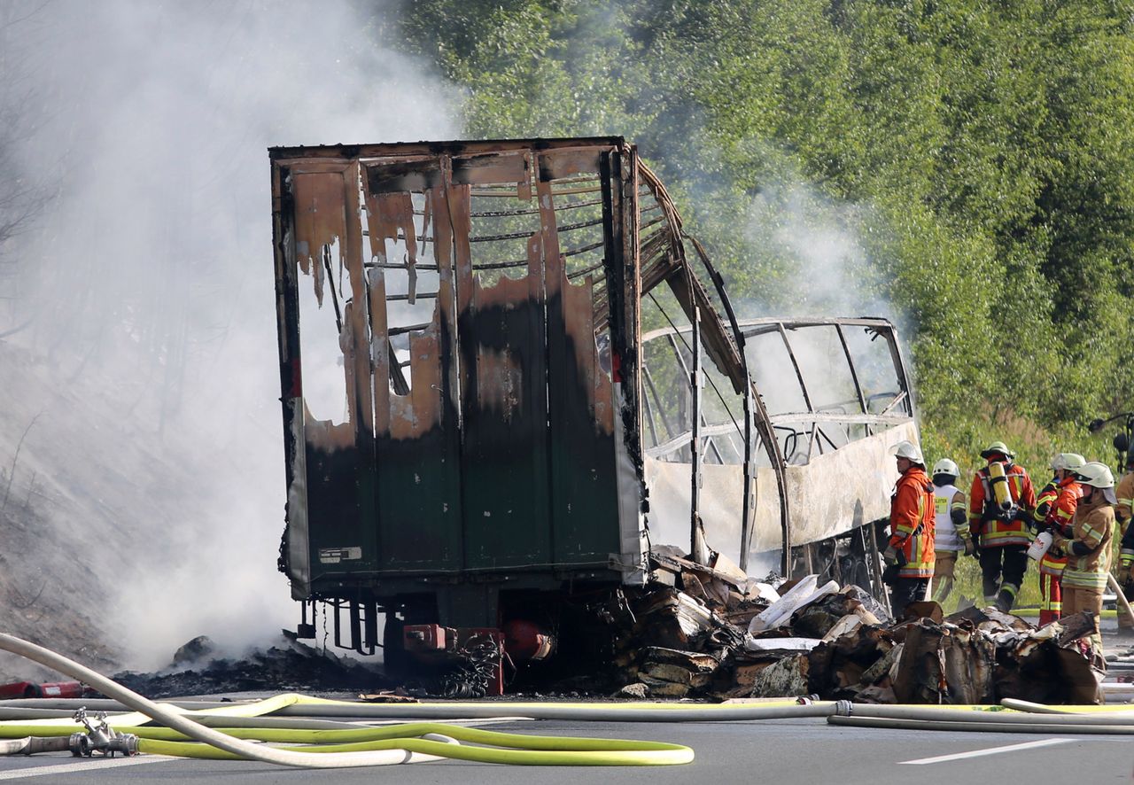 Autokar wjechał w ciężarówkę na niemieckiej autostradzie i spłonął. 30 osób jest rannych