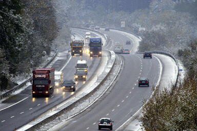 Pierwszy śnieg w Austrii i Niemczech - chaos na drogach