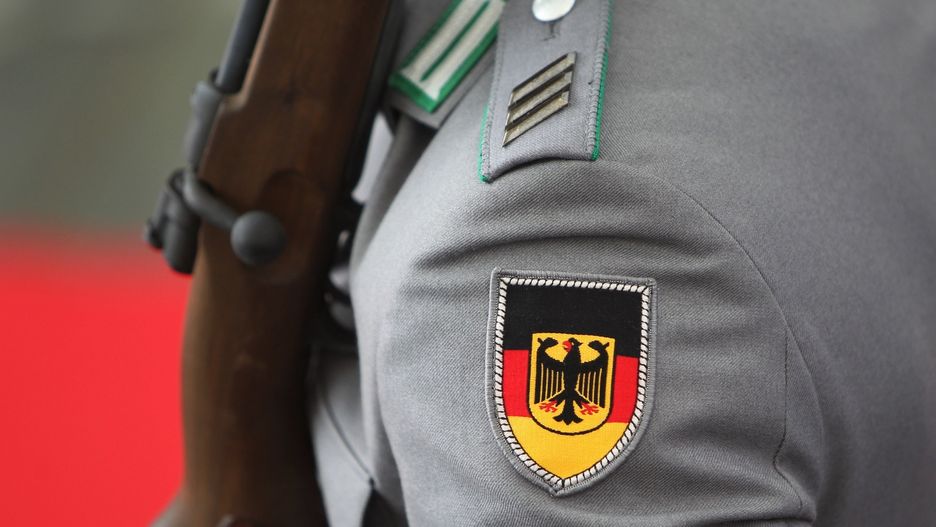 Napastnicy zaatakowali żołnierza, który ich zdaniem nie ma prawa nosić niemieckiego munduru. 