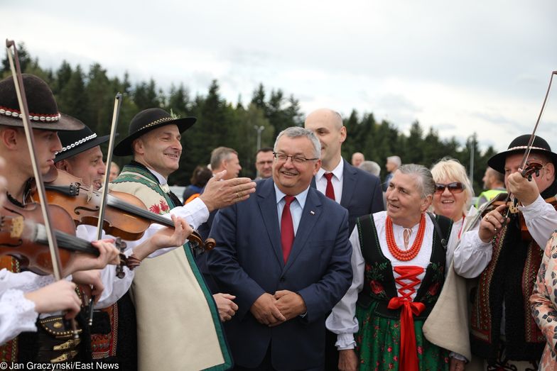 Minister i góralska orkiestra otwierają odcinek zakopianki