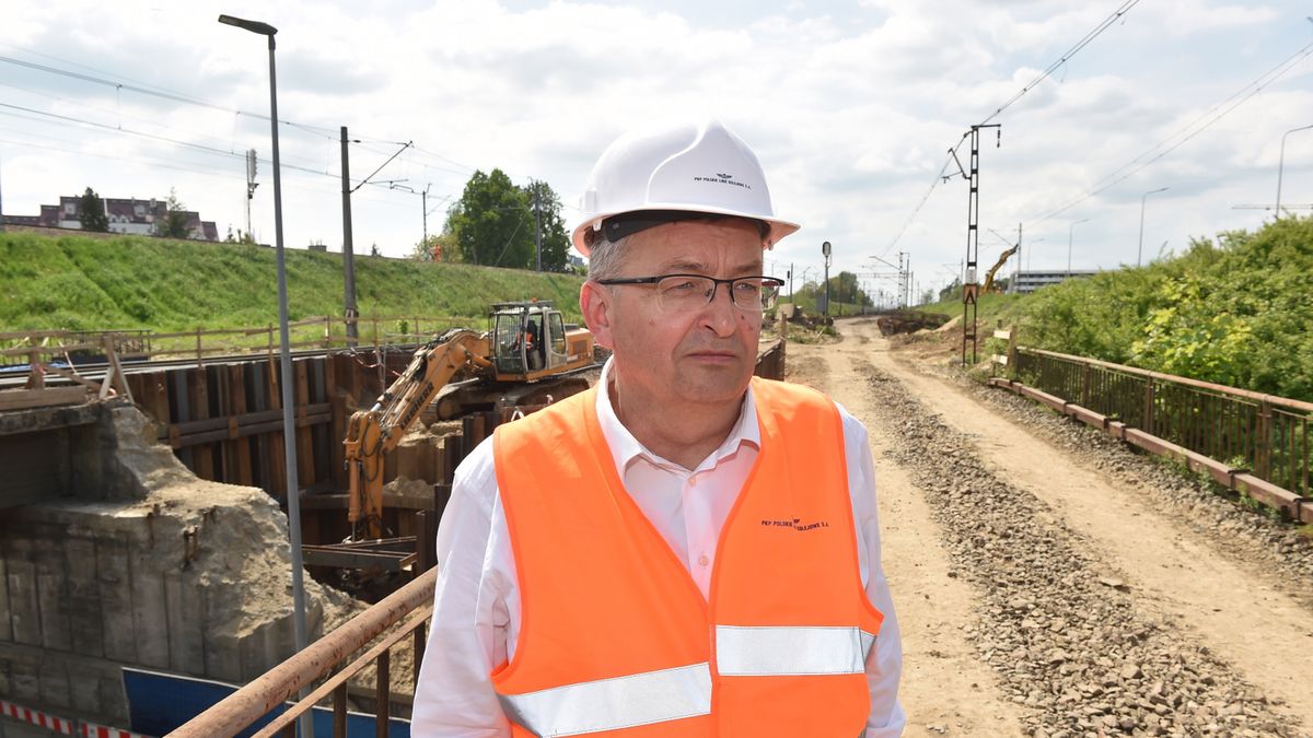 Minister Andrzej Adamczyk ze spokojem patrzy na postęp prac na kolei. 