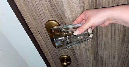 10 lat byłam managerką hotelu. Gdy śpię w nowym miejscu kładę szklankę na klamkę