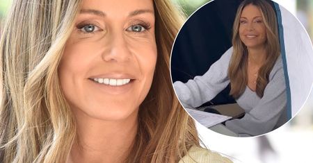 Małgosia Rozenek nadaje dla "DDTVN" prostu z namiotu. Biwakowa stylizacja? Szpilki i piękna sukienka