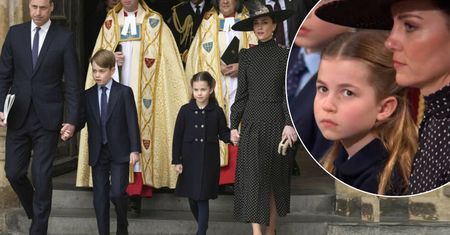 Księżniczka Charlotte przyłapana przez kamery na mszy za księcia Filipa. Pojawiła się na telebimie i zrobiła TO! Fani royalsów nieźle się uśmiali