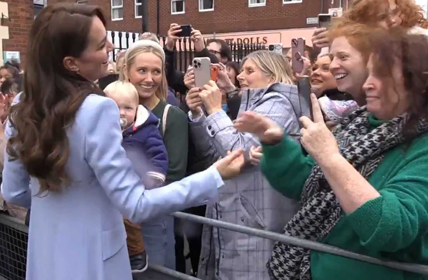 Kate i William w Belfaście, księżna zaatakowana przez kobietę z tłumu