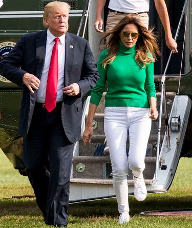 Melania Trump w białych spodniach i zielonej bluzce