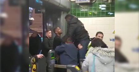 Londyn. Nie chciał płacić za metro. Utknął z przyrodzeniem w kleszczach bramki